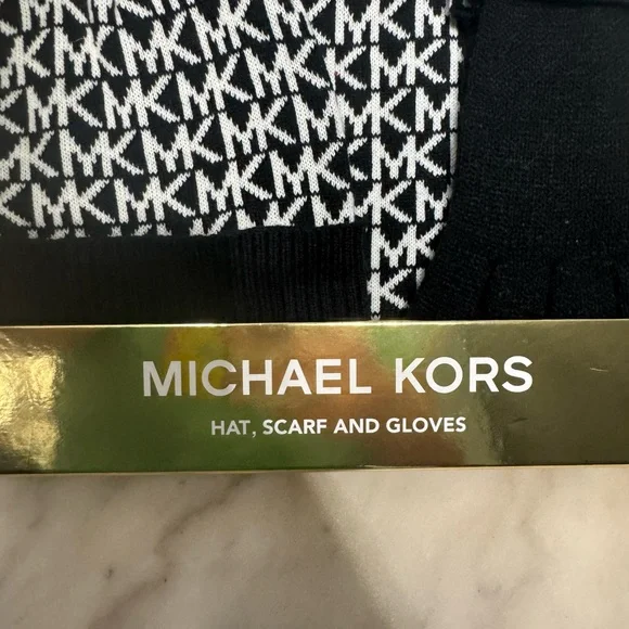 NWT Michael Kors 3 PCs Set Scraf, Hat, and Gloves - Picture 3 of 8